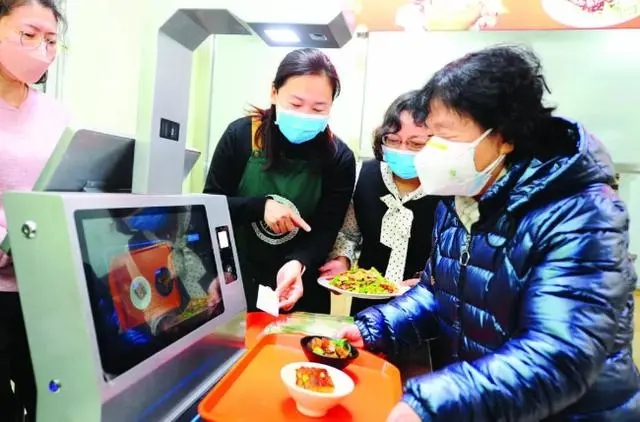 下吃孩子飯桌，上吃社區(qū)食堂，天津年輕人“蹭飯”成新潮