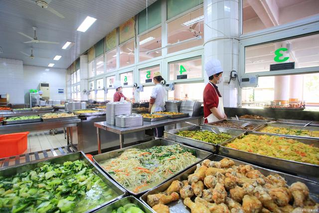 一個8千人的學校，食堂承包費每年350萬，能賺錢嗎？老板笑而不答