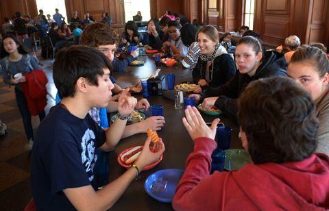 食堂承包看世界，了解國外學(xué)校食堂主要經(jīng)營管理模式